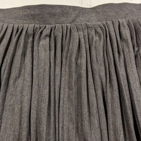 Dex Plus Size Pleated Grey Skirt / Jupe grise plissée - Picture 2 of 5